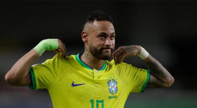 内马尔意外战胜西班牙队，刷新纪录引爆全场！观众掌声雷动的简单介绍